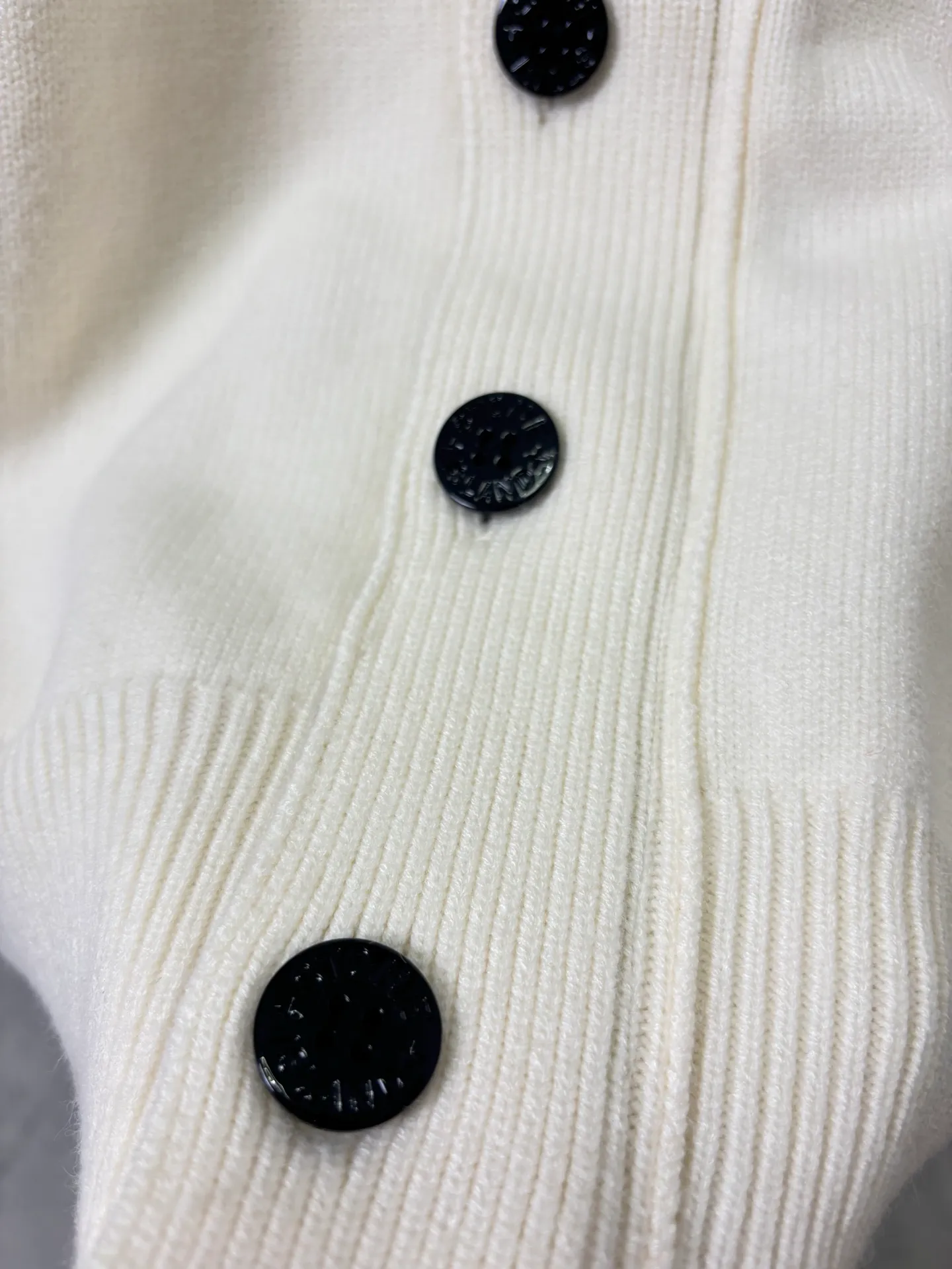 P340 Style number: DC172# Stone Island knitted woolen splicing wool cardigan jacket. The whole garment is made with high-quality machines imported from Germany. Three types of machines. Three weaving methods. The process is complex and tedious. Customized color-dyed wool➕wool splicing. High gram weight, high density and ultra-high quality. The wool is soft, delicate and skin-friendly, and feels soft and silky! The inside is a zipper design and the outside is a button design. The whole garment has nine buttons. It weighs more than 1 kilogram. Color: off-white. Size: S-M-L-Xl.